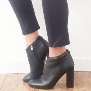 SAM EDELMAN Black Leather Round Toe booties 8 1/2